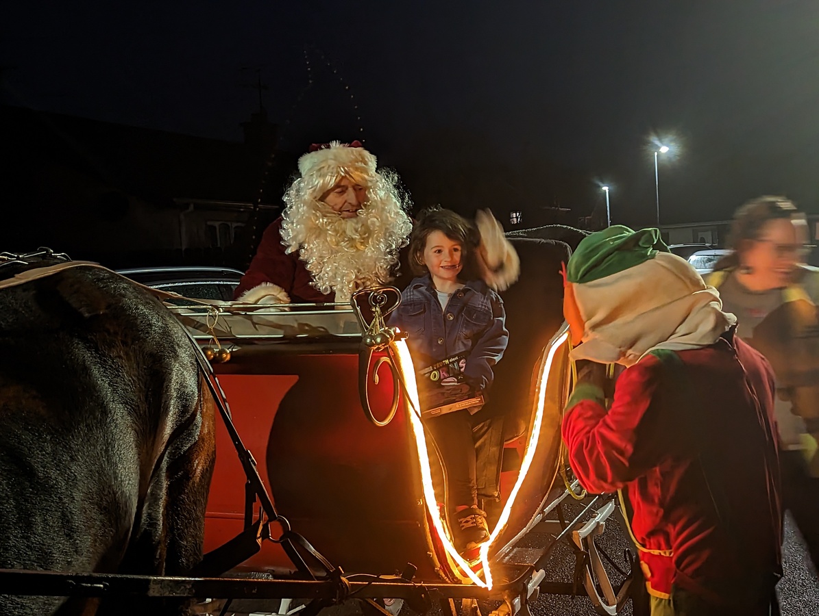 Santa Visits Killen 2022 - Claremount Drive   (1)